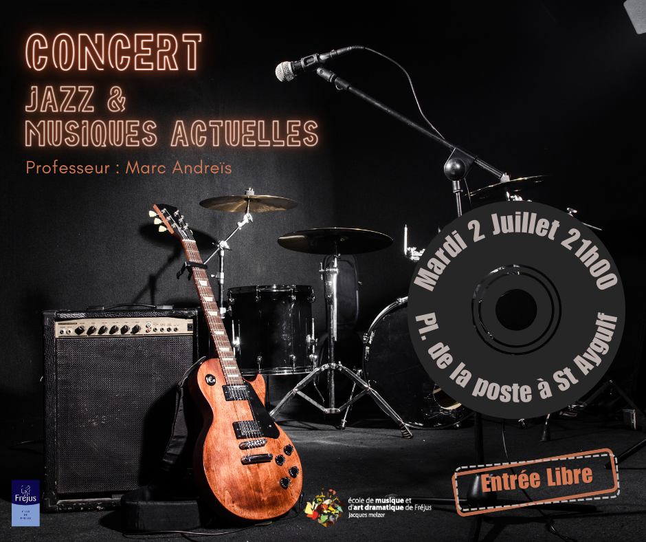 Concert Jazz & Musiques Actuelles de l'école de musique et d'art dramatique Jacques Melzer. Le mardi 2 juillet à 21h00. Fond de scène noir, batterie noire, ampli et guitare électrique couleur bois, micro. 