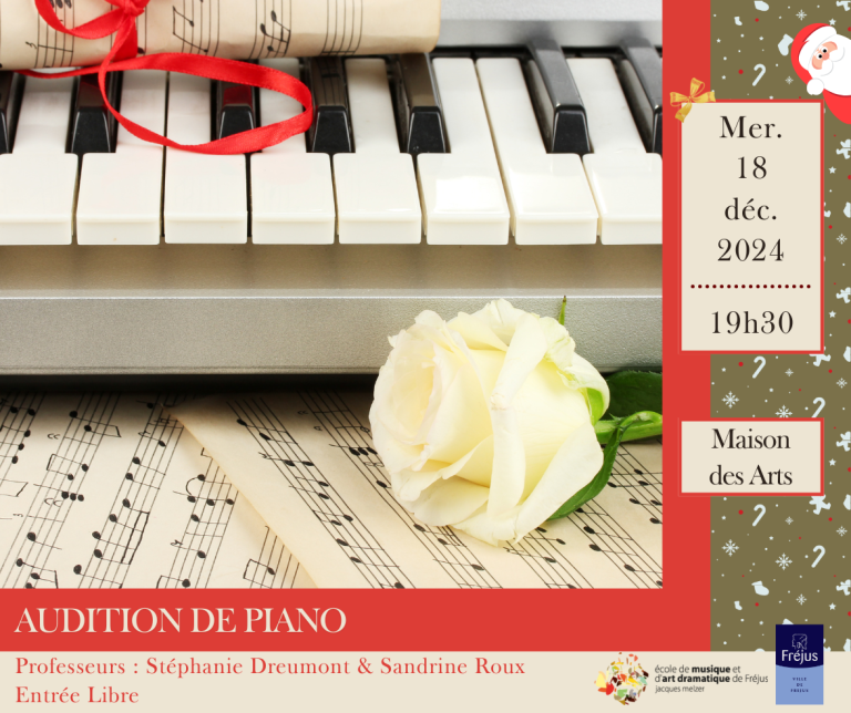 Piano blanc, rose blanche et partitions posées de manière superposées sous le piano. Partition enroulée d'un ruban rouge sur le clavier. Audition de piano des élèves de Stéphanie Dreumont professeur de l'école de musique et d'art dramatique Jacques Melzer Mercredi 18 décembre à 19h30.